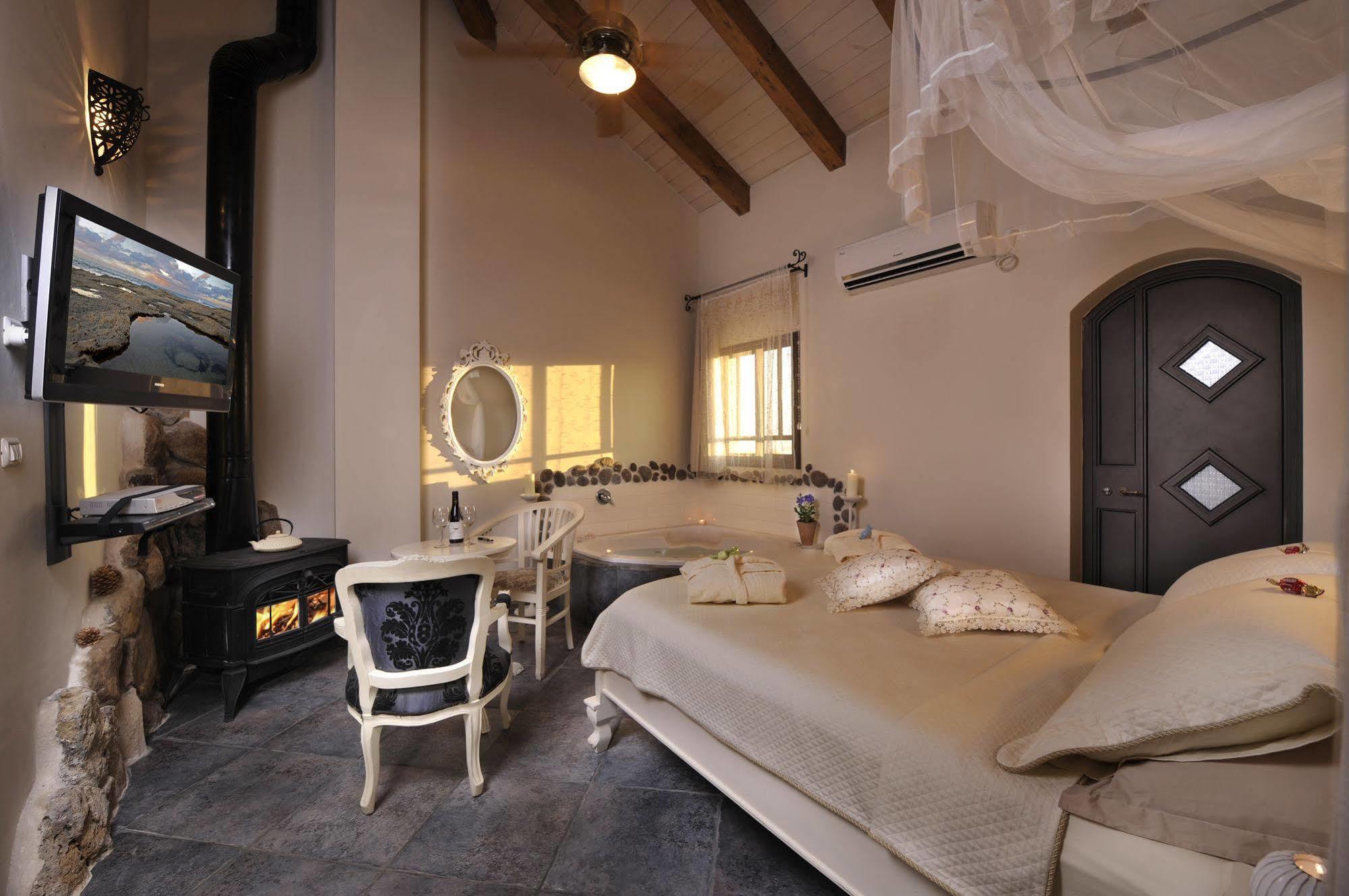 Villa Golan Qaşrīn Exteriör bild
